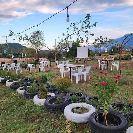 مكان تخييم Shtepez *